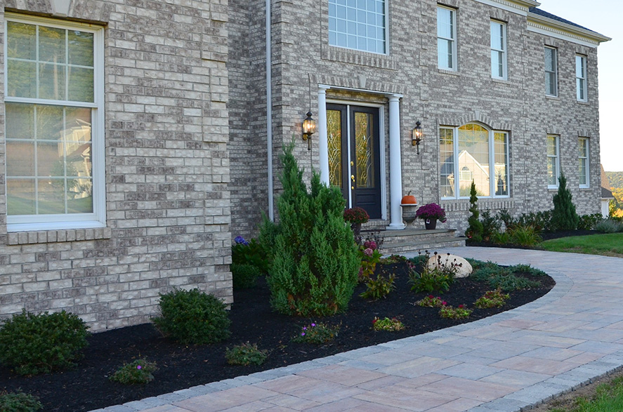 Highlight Landscaping and Design - Mulching